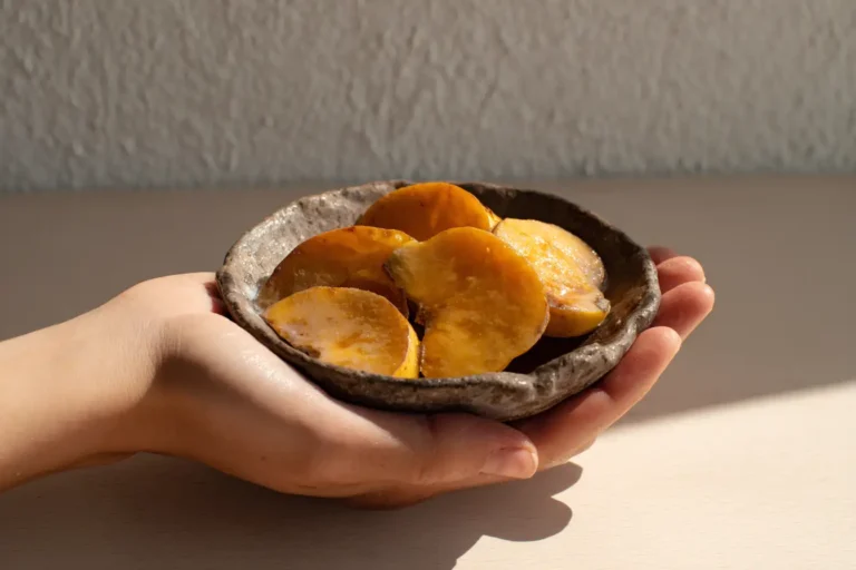 Kaki Schale mitessen – gewaschene Frucht in Nahaufnahme