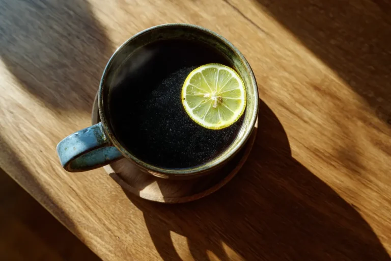 3 Sekunden Kaffee Trick Abnehmen – schwarzer Kaffee mit Zimt und Zitrone.