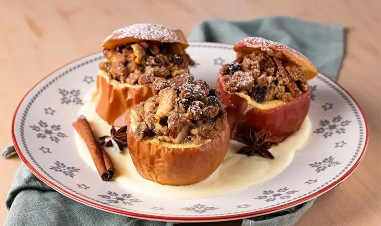 Bratäpfel aus der Heißluftfritteuse mit Nussfüllung weihnachtlich serviert